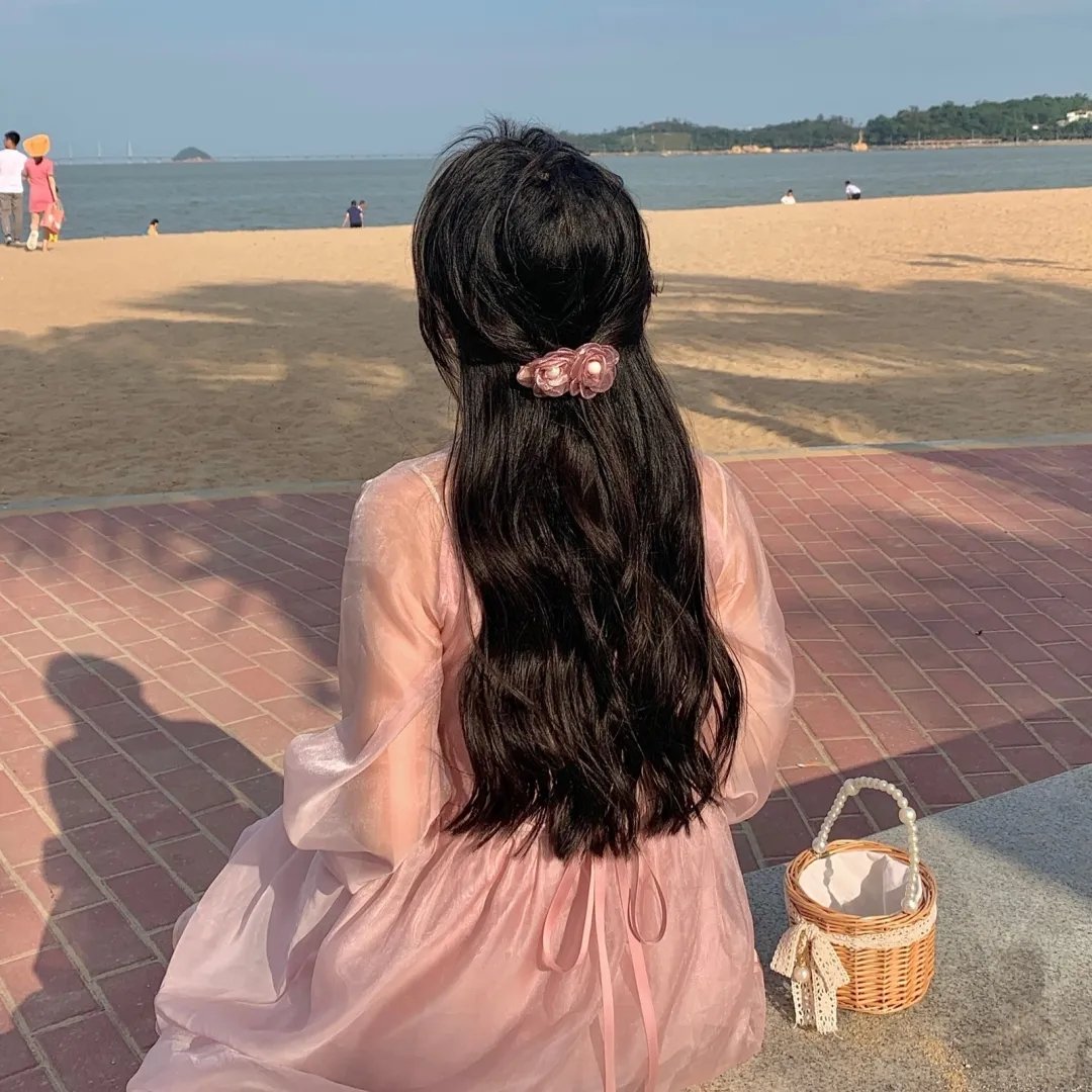 照片中的女孩